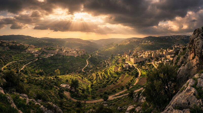 Valle con ciudades amuralladas visto desde lo alto de la montaña